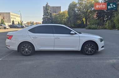Лифтбек Skoda Superb 2015 в 