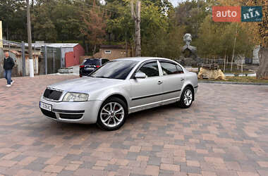 Лифтбек Skoda Superb 2004 в 
