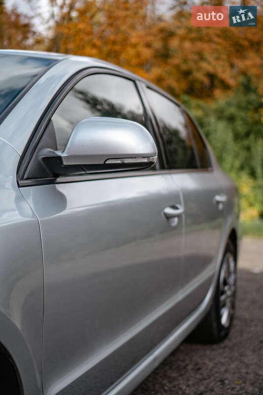 Лифтбек Skoda Superb 2012 в Бурштыне