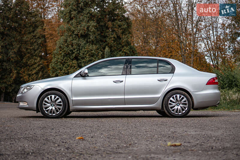 Лифтбек Skoda Superb 2012 в Бурштыне