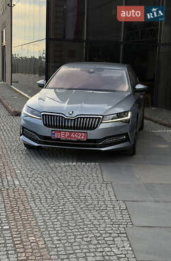Лифтбек Skoda Superb 2022 в 