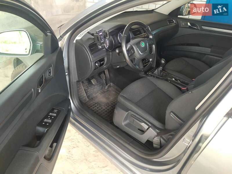 Універсал Skoda Superb 2012 в Дніпрі