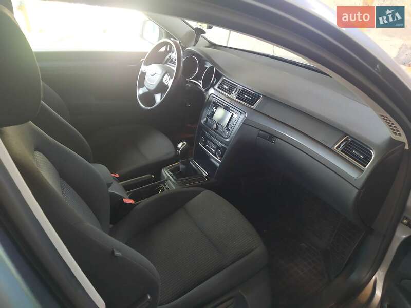 Універсал Skoda Superb 2012 в Дніпрі