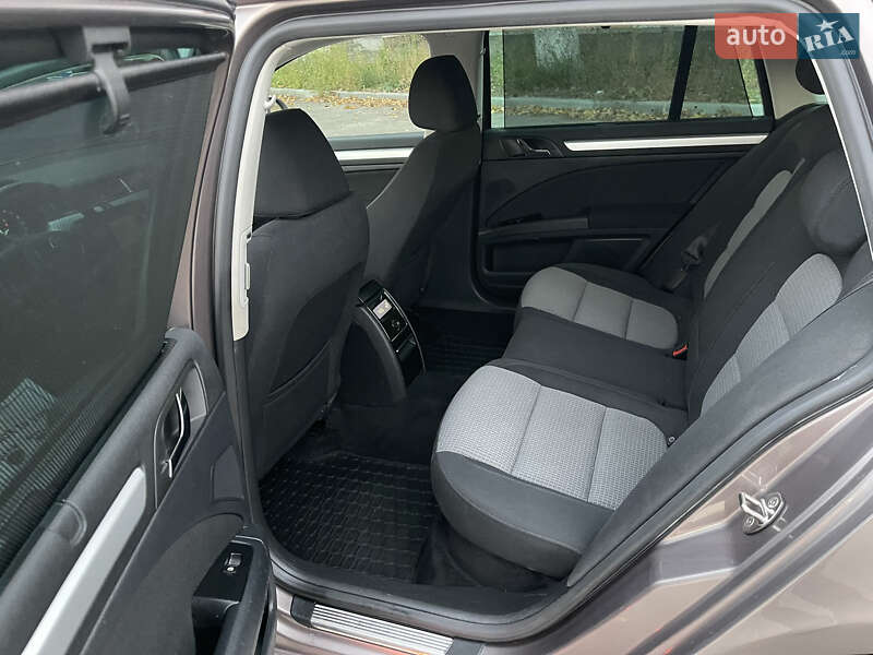 Універсал Skoda Superb 2012 в Рівному