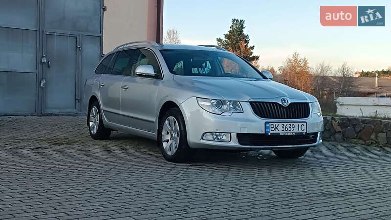 Універсал Skoda Superb 2011 в Сарнах