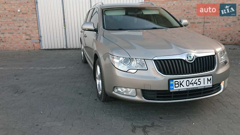 Универсал Skoda Superb 2011 в Сарнах