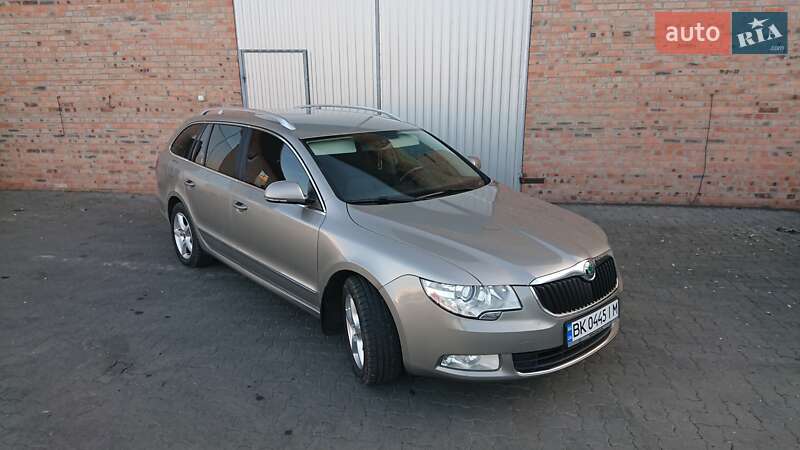 Универсал Skoda Superb 2011 в Сарнах