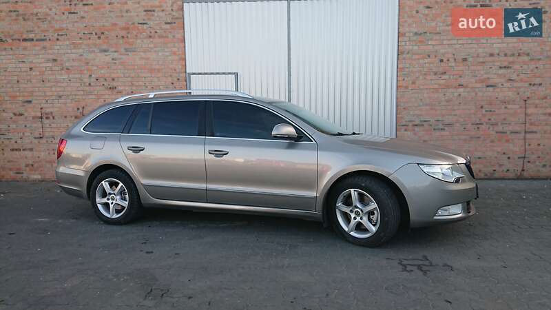 Универсал Skoda Superb 2011 в Сарнах