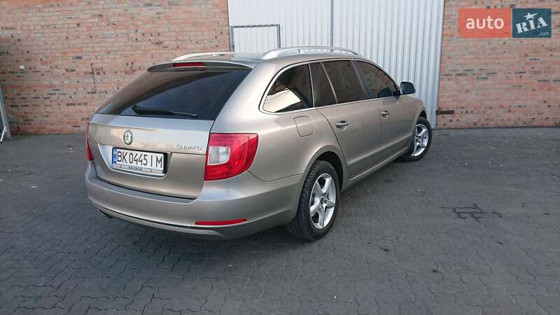 Универсал Skoda Superb 2011 в Сарнах