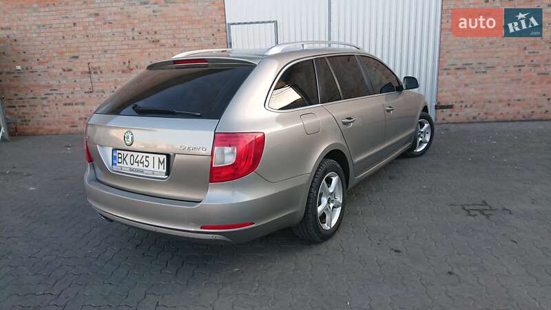 Универсал Skoda Superb 2011 в Сарнах