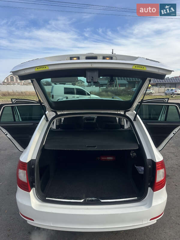 Універсал Skoda Superb 2011 в Харкові