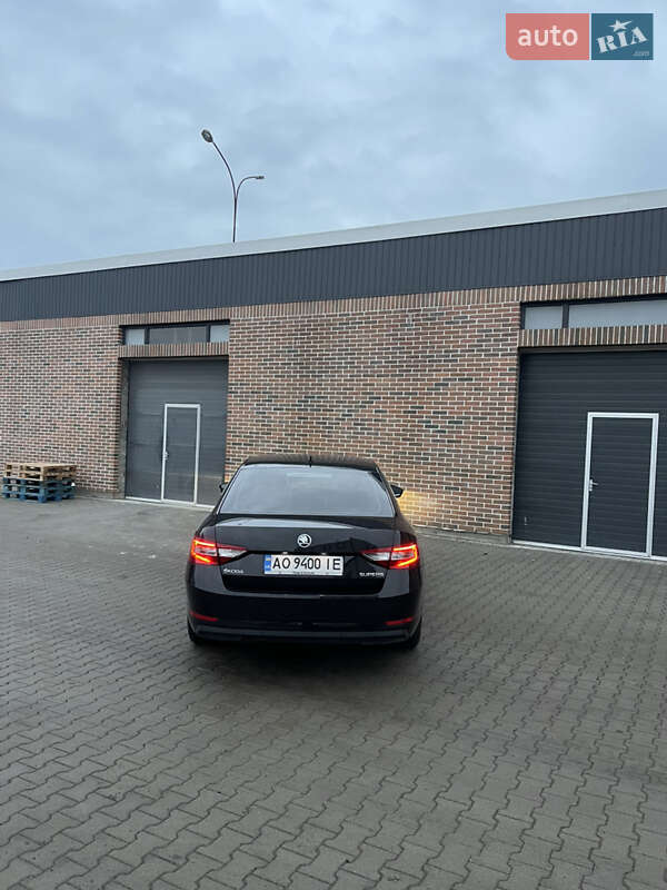 Лифтбек Skoda Superb 2015 в Ужгороде