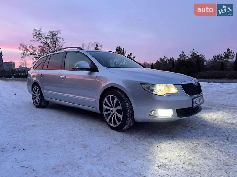 Універсал Skoda Superb 2011 в Дніпрі
