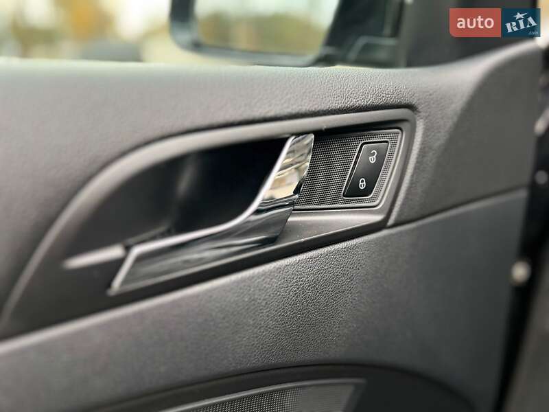 Универсал Skoda Superb 2012 в Новояворовске