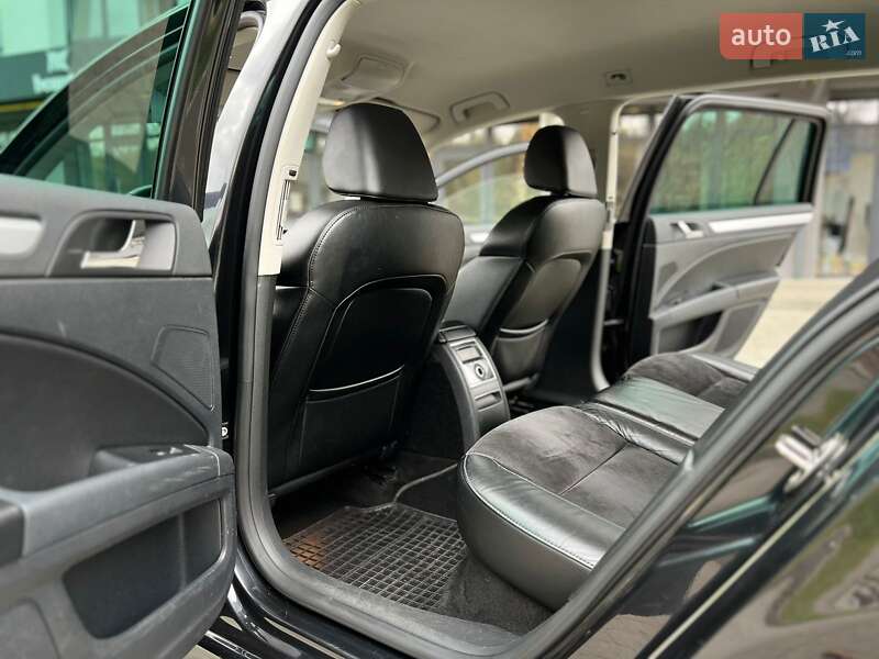 Универсал Skoda Superb 2012 в Новояворовске