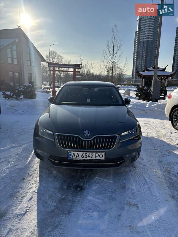Лифтбек Skoda Superb 2017 в Киеве