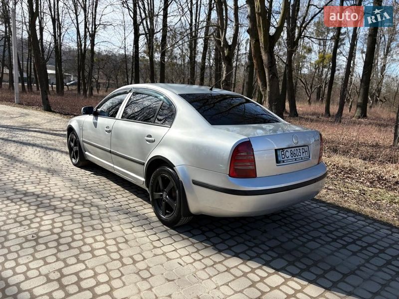 Лифтбек Skoda Superb 2003 в Жовкве