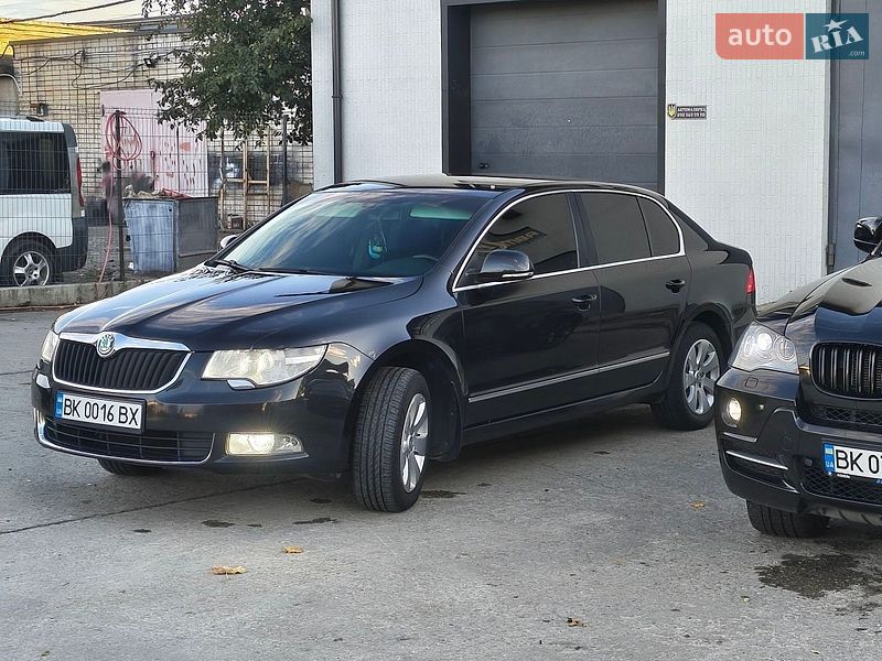 Лифтбек Skoda Superb 2012 в Вараше