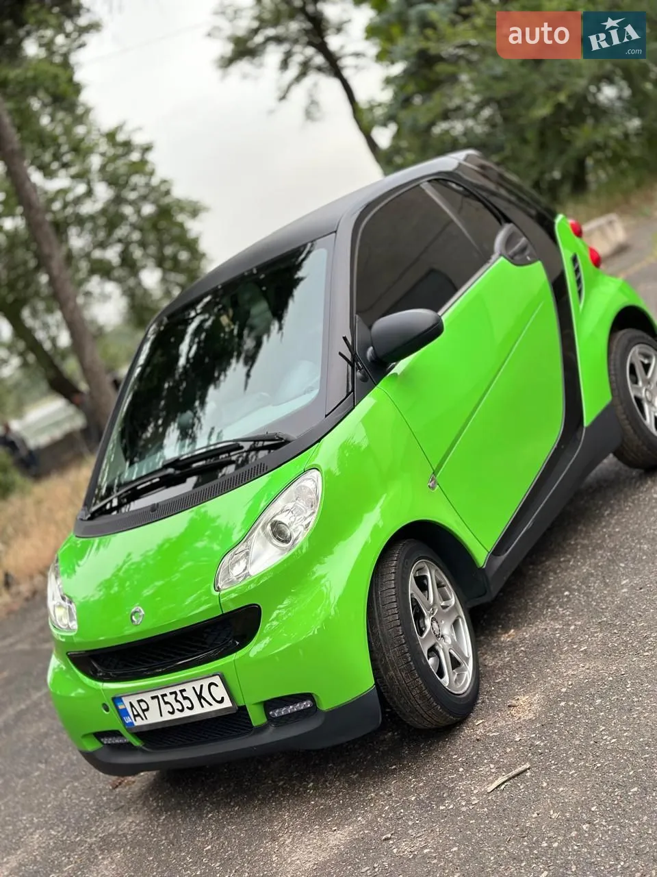 Продам Smart 451. Авто у дуже доброму стані, робилося своєчасне обслуговування, на машину грошей не економили. Два комплекти гуми. Дуже зручно їздити у місті, займає мало місця. Виразно виглядає в потоці серед автівок, увагу звертають навіть чоловіки) Розглядаємо обмін на авто класом вище з АКПП.