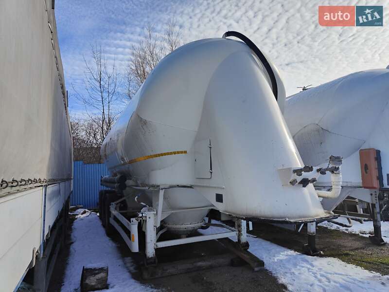 Цементовоз Spitzer Silos 1994 в Хотине