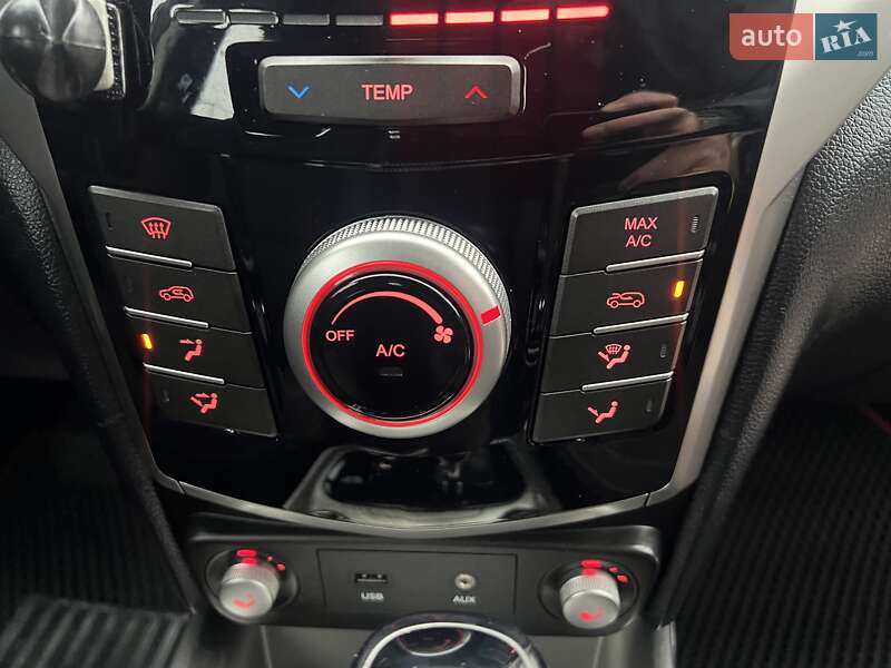 Внедорожник / Кроссовер SsangYong Tivoli 2016 в Киеве