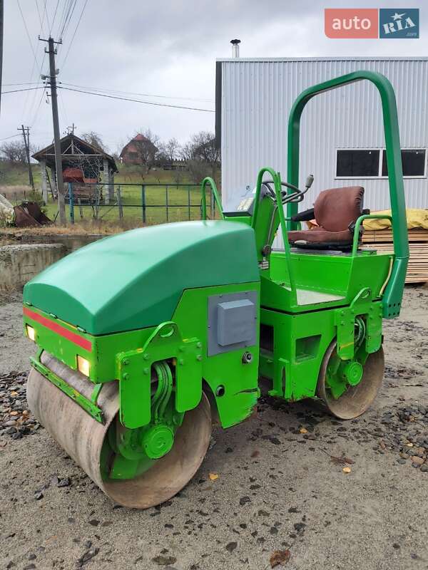 Дорожній каток Stavostroj VSH-300 2001 в Виноградові