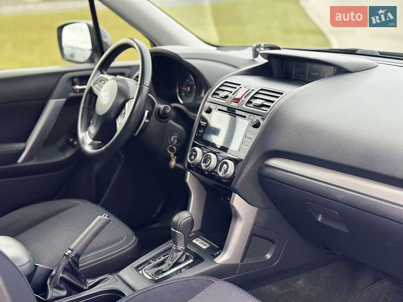 Позашляховик / Кросовер Subaru Forester 2015 в Львові