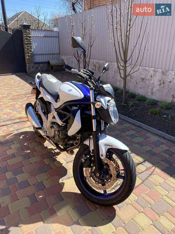 Мотоцикл Без обтікачів (Naked bike) Suzuki Gladius 400 2010 в Зіньківі