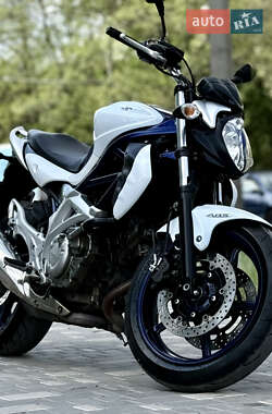 Мотоцикл Спорт-туризм Suzuki Gladius 400 2010 в 