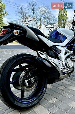 Мотоцикл Спорт-туризм Suzuki Gladius 400 2010 в 
