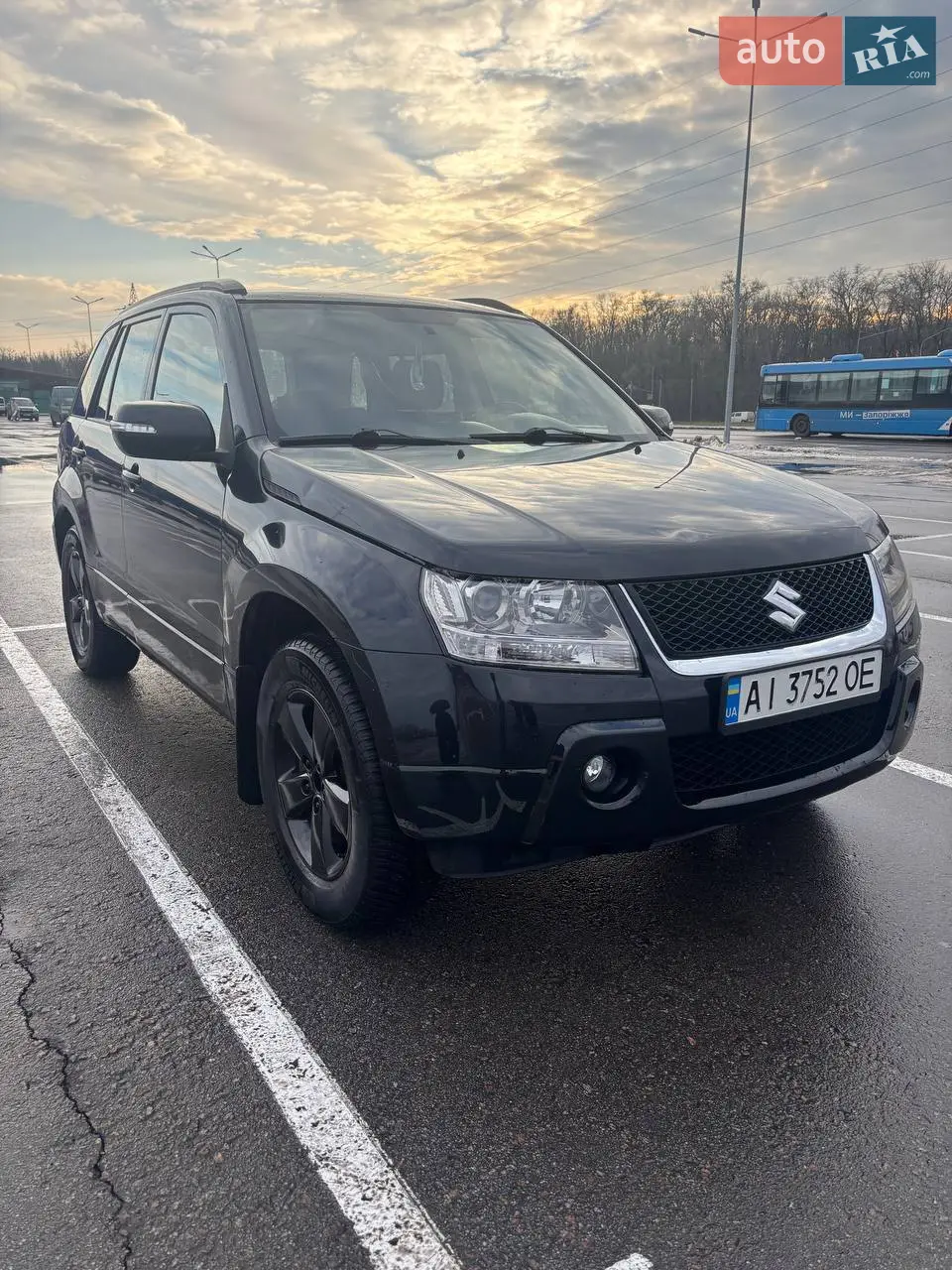 Продаю власний автомобіль, Suzuki Grant Vitara 2008р. рест
Автомобіль, оснащений надійним бензиновим двигуном об’ємом 2.4 л. на (169 кінських сил). також стоіть газ, не вписаний у тех паспорт.
Витрата палива від 11 до 12 л/100 км. 
Автомобіль оснащений: легкосплавними дисками 17 радіусу на резині Michelin.  
По кузову є подряпини та деякі нюанси які вказані на фото.
2 ключі, підігрів дзеркал, працюючий кондиціонер, пічка працює відмінно, 4 електрослопідйомника, оригінальна запаска, Bluetooth музика.