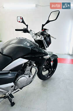 Спортбайк Suzuki GSR 250 2013 в 