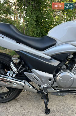 Мотоцикл Без обтекателей (Naked bike) Suzuki GSR 250 2015 в 