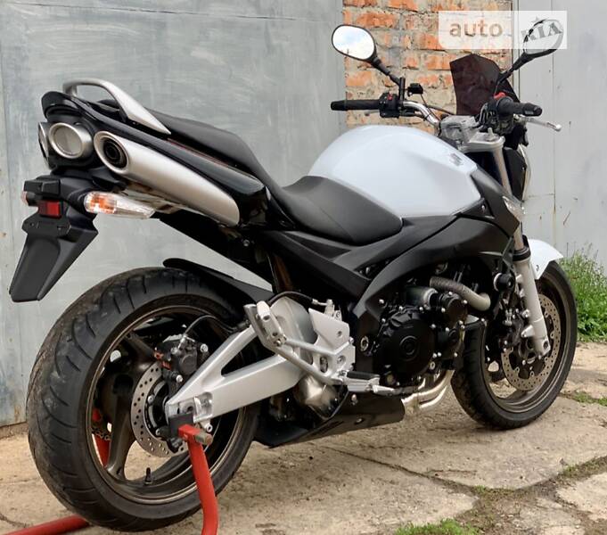 Suzuki GSR 400