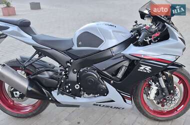 Спортбайк Suzuki GSX-R 600 2023 в 