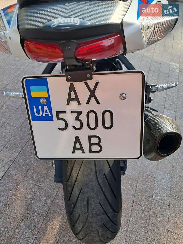 Спортбайк Suzuki GSX-R 600 2012 в 
