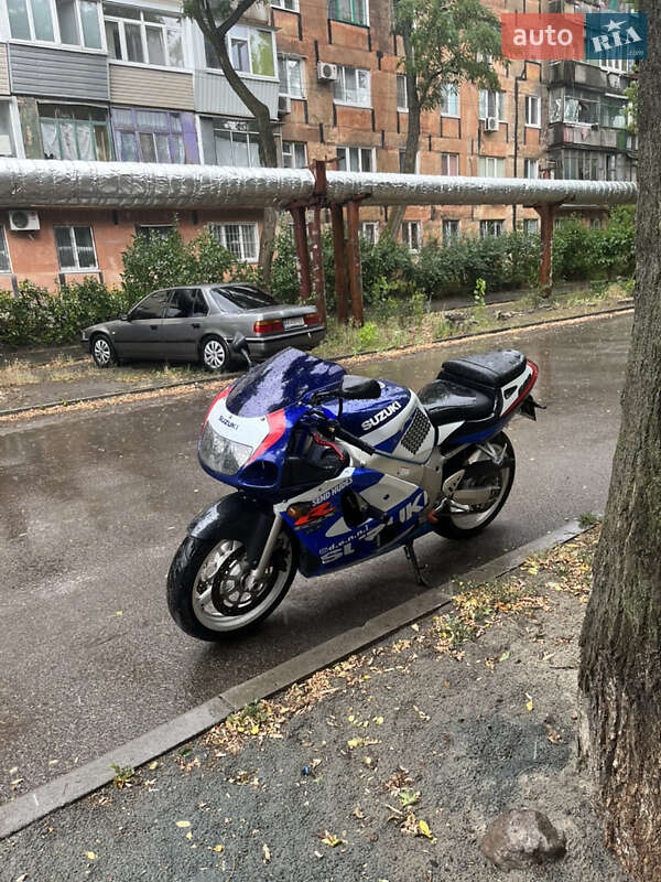 Спортбайк Suzuki GSX-R 600 2000 в 