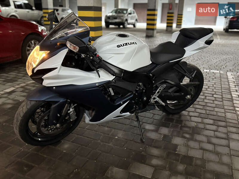 Спортбайк Suzuki GSX-R 600 2023 в 