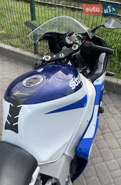 Спортбайк Suzuki GSX-R 600 2002 в 