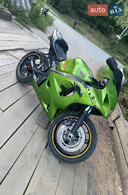 Спортбайк Suzuki GSX-R 600 2004 в 