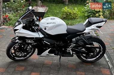 Спортбайк Suzuki GSX-R 600 2023 в 