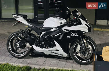 Спортбайк Suzuki GSX-R 600 2023 в 