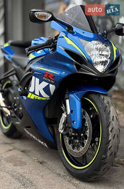 Спортбайк Suzuki GSX-R 600 2016 в  фото 2 Спортбайк Suzuki GSX-R 600 2016 в