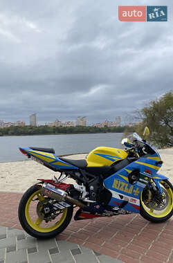 Спортбайк Suzuki GSX-R 750 2004 в 