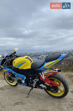Спортбайк Suzuki GSX-R 750 2004 в 