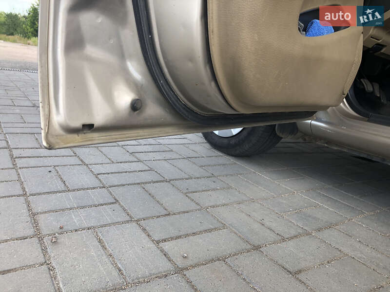 Седан Suzuki Liana 2003 в Новоукраинке