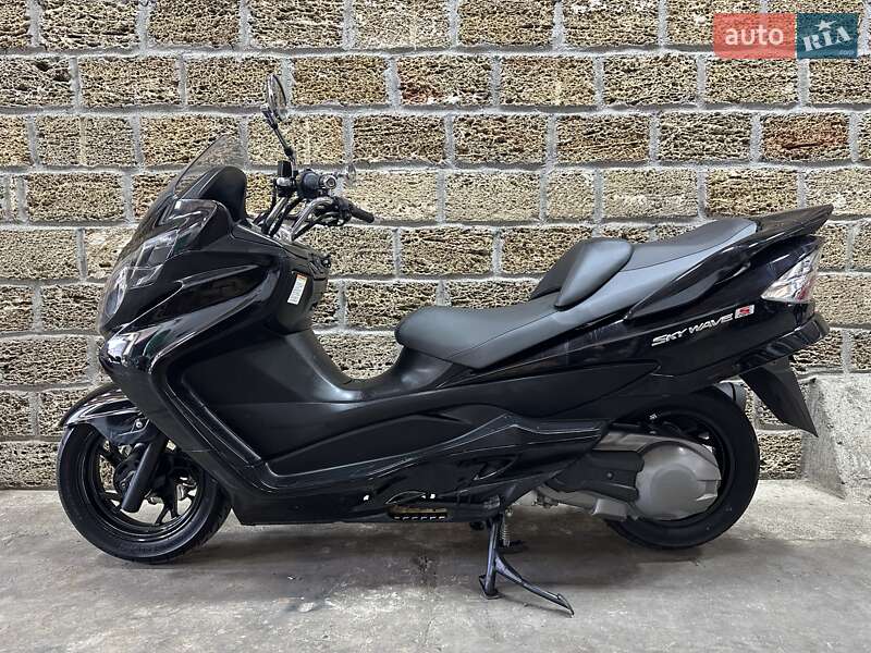 Максі-скутер Suzuki Skywave 250 2011 в 
