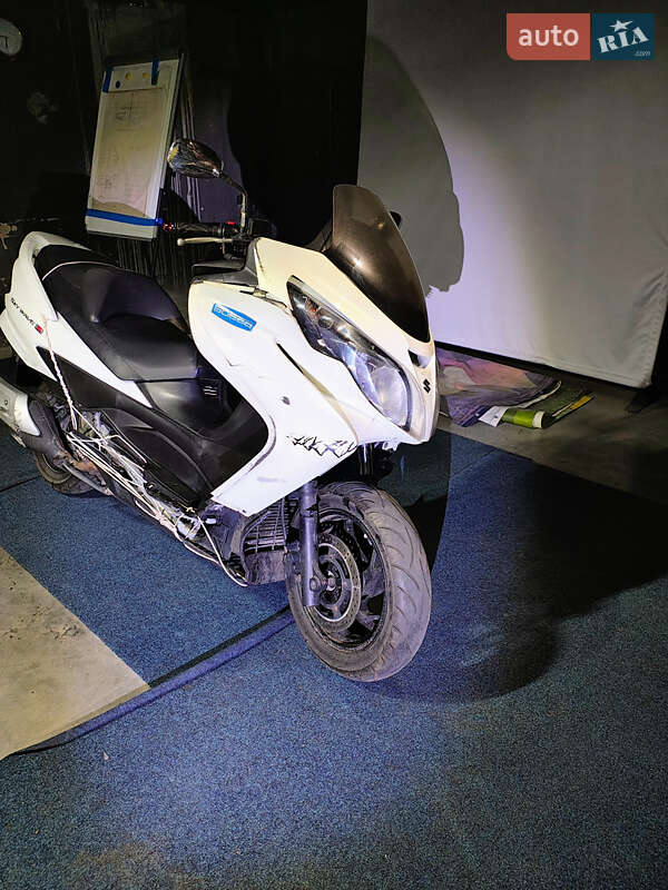 Макси-скутер Suzuki Skywave 250 2010 в 