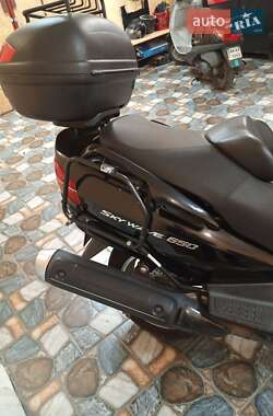 Максі-скутер Suzuki SkyWave 650 2004 в 