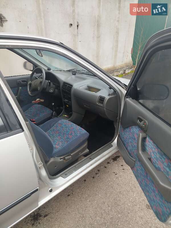 Хэтчбек Suzuki Swift 2003 в Сарнах фото 15 Хэтчбек Suzuki Swift 2003 в Сарнах